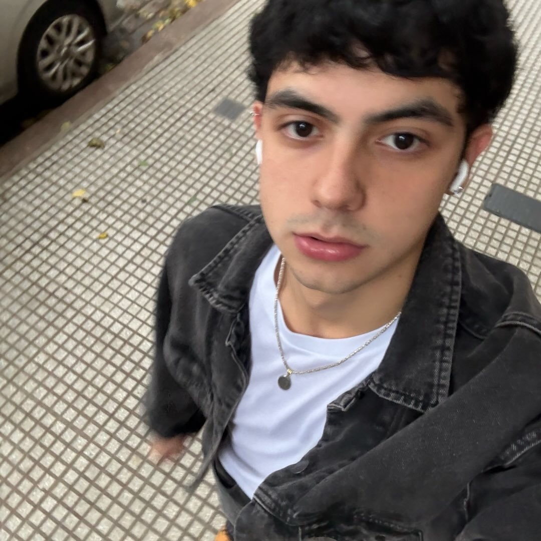 Vito sacándose una selfie en la calle